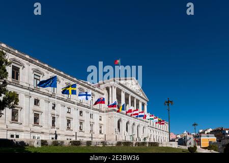 Lissabon, Portugal - 10. Januar 2021: Fassade der Assembleia da Republica (portugiesisches Parlament), mit Flaggen der eu-Länder Stockfoto