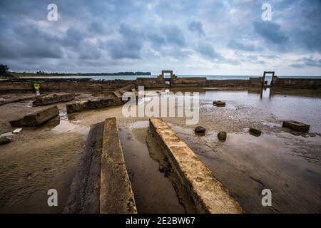 Cua Tung Strand in Hoa Ly, Vinh Linh Bezirk, Quang Tri Provinz Vietnam. Landschaft von unberührten Strand voller blühenden Algen. Stockfoto