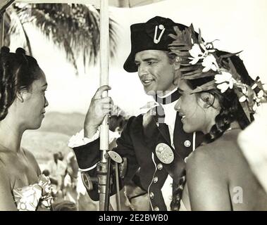 MEUTEREI AUF DEM BOUNTY 1962 MGM Film mit Marlon Brando Und Tarita auf der rechten Seite Stockfoto