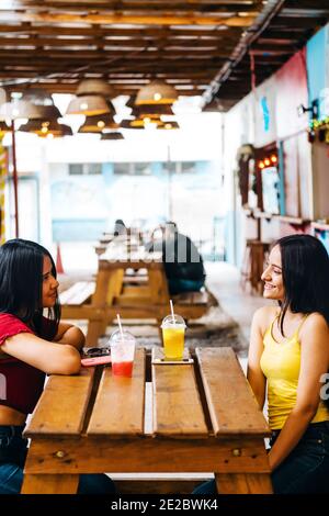 Glückliche Freundinnen in einem Café sitzen, und reden - Freundschaftskonzept Stockfoto