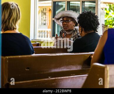 Austausch von Ideen vor einem Baptistendienst in der Lime On Grenada Stockfoto