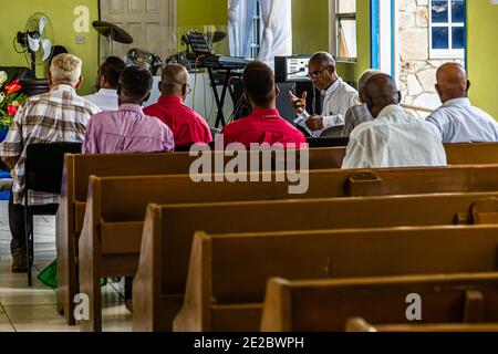 Austausch von Ideen vor einem Baptistendienst in der Lime On Grenada Stockfoto