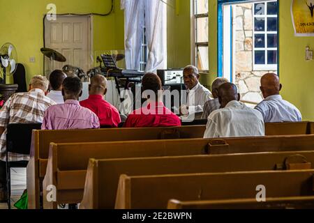 Austausch von Ideen vor einem Baptistendienst in der Lime On Grenada Stockfoto