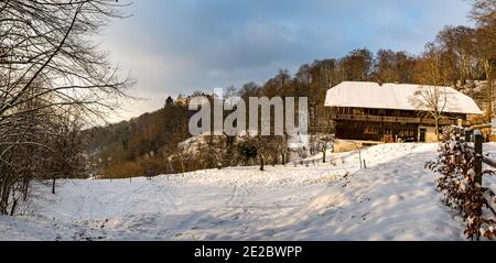 Traumhafte verschneite Winterlandschaft am Schloss Heiligenberg am Bodensee, wunderschöner Panoramablick bei Sonnenuntergang Stockfoto