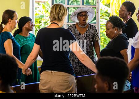 Austausch von Ideen vor einem Baptistendienst in der Lime On Grenada Stockfoto