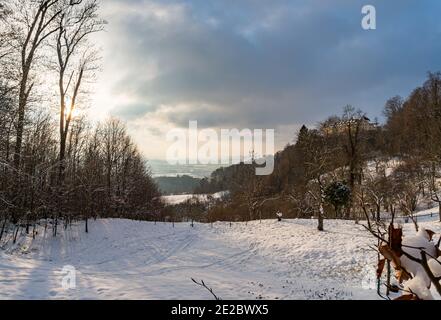 Traumhafte verschneite Winterlandschaft am Schloss Heiligenberg am Bodensee, wunderschöner Panoramablick bei Sonnenuntergang Stockfoto