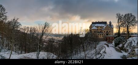 Traumhafte verschneite Winterlandschaft am Schloss Heiligenberg am Bodensee, wunderschöner Panoramablick bei Sonnenuntergang Stockfoto