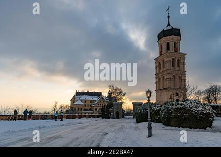 Traumhafte verschneite Winterlandschaft am Schloss Heiligenberg am Bodensee, wunderschöner Panoramablick bei Sonnenuntergang Stockfoto