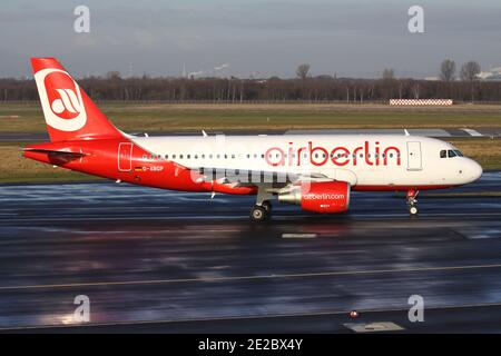 German Air Berlin Airbus A319-100 mit Registrierung D-ABGP auf dem Rollweg am Flughafen Düsseldorf. Stockfoto