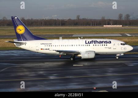 Deutsche Lufthansa Boeing 737-500 mit Registrierung D-ABJB auf dem Rollweg am Flughafen Düsseldorf. Stockfoto