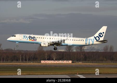 Britische flybe Embraer 195 mit Registrierung G-FBED auf Kurzfinale für Start- und Landebahn 23L des Düsseldorfer Flughafens. Stockfoto