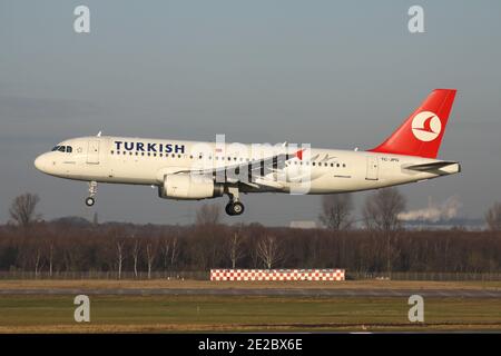 Turkish Airlines Airbus A320-200 mit Registrierung TC-JPG im Kurzfinale für Start- und Landebahn 23L des Düsseldorfer Flughafens. Stockfoto