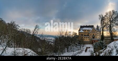 Traumhafte verschneite Winterlandschaft am Schloss Heiligenberg am Bodensee, wunderschöner Panoramablick bei Sonnenuntergang Stockfoto
