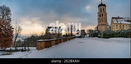 Traumhafte verschneite Winterlandschaft am Schloss Heiligenberg am Bodensee, wunderschöner Panoramablick bei Sonnenuntergang Stockfoto