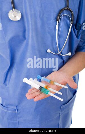 Nahaufnahme eines männlichen Arztes, der Spritzen hält Stockfoto