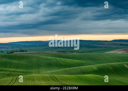 Malerische Aussicht auf grüne Hügel in der Nähe von Kyjov mit dramatischen Sturmwolken, Bezirk Hodonin, Südmährische Region, Mähren, Tschechische Republik Stockfoto