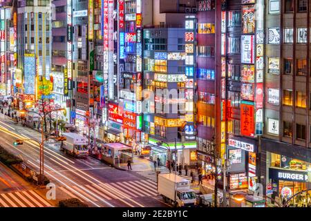 TOKIO, JAPAN - 20. MÄRZ 2014: Shinjuku sind in der Nähe von Kabukicho mit Blick auf Yasukuni-dori Street mit zahlreichen beleuchteten Straße singt. Stockfoto