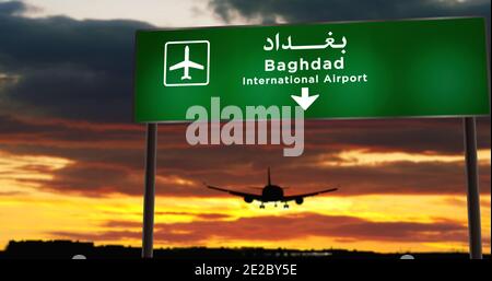 Flugzeug Silhouette Landung in Bagdad, Irak. City Ankunft mit Flughafen Richtung Schild und Sonnenuntergang im Hintergrund. Reise- und Transportkonzept Stockfoto