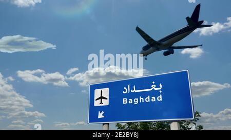 Flugzeug Silhouette Landung in Bagdad, Irak. City Ankunft mit internationalen Flughafen Richtung Schild und blauen Himmel im Hintergrund. Reisen, Reisen und Stockfoto