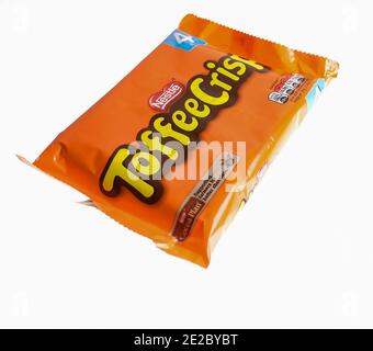 Norwich, Norfolk, Großbritannien – Dezember 24 2020. Ein illustratives redaktionelles Foto eines Multipakets von Nestle Toffee Crisp Chocolate Bars Stockfoto