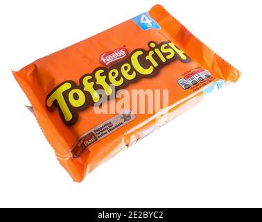 Norwich, Norfolk, Großbritannien – Dezember 24 2020. Ein illustratives redaktionelles Foto eines Multipakets von Nestle Toffee Crisp Chocolate Bars Stockfoto