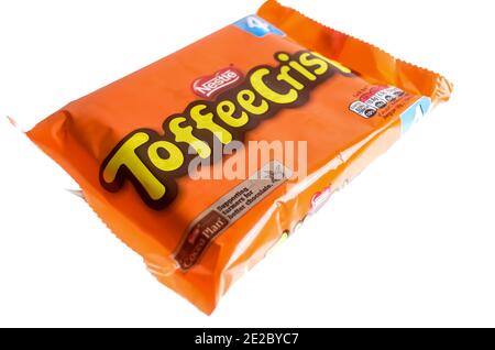 Norwich, Norfolk, Großbritannien – Dezember 24 2020. Ein illustratives redaktionelles Foto eines Multipakets von Nestle Toffee Crisp Chocolate Bars Stockfoto