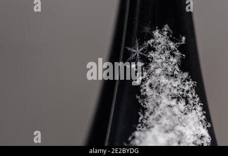 Nahaufnahme einer Schneeflocke im Freien an einem Wintertag. Stockfoto