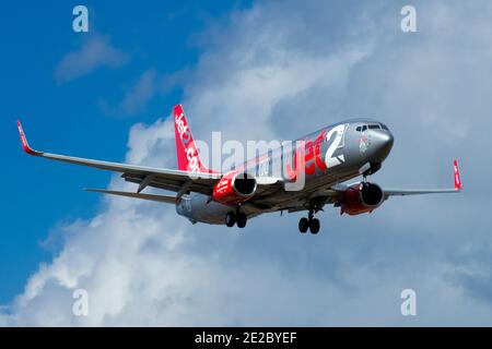 JET2-Flugzeug landet Boeing 737 am Himmel Stockfoto