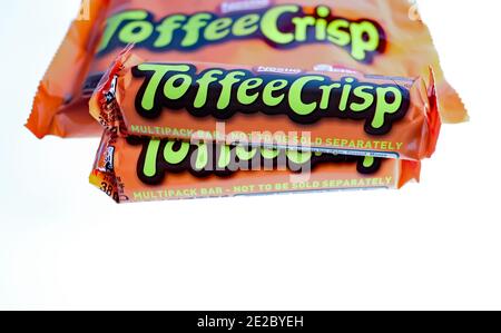 Norwich, Norfolk, Großbritannien – Dezember 24 2020. Ein illustratives redaktionelles Foto eines Multipakets von Nestle Toffee Crisp Chocolate Bars Stockfoto