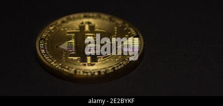 Einzelne goldene wertvolle Bitcoin auf schwarzem Hintergrund Panorama-Ansicht Stockfoto