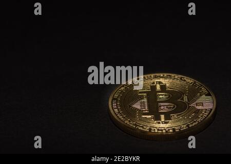 Einzelne goldene wertvolle Bitcoin auf schwarzem Hintergrund rechts unten Ansicht Stockfoto