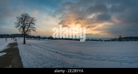 Traumhafte verschneite Winterlandschaft bei Heiligenberg am Bodensee bei Der Aussichtspunkt Amalienhoehe Stockfoto