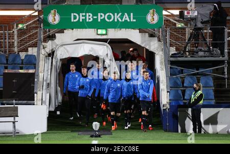 Kiel, Deutschland. Januar 2021. Fußball: DFB-Pokal, Holstein Kiel - Bayern München, 2. Runde im Holstein-Stadion. Kieler Spieler betreten den Platz. WICHTIGER HINWEIS: Gemäß den Bestimmungen der DFL Deutsche Fußball Liga und des DFB Deutscher Fußball-Bund ist es untersagt, im Stadion und/oder des Spiels aufgenommene Fotos in Form von Sequenzbildern und/oder videoähnlichen Fotoserien zu verwenden oder zu verwenden. Quelle: Christian Charisius/dpa/Alamy Live News Stockfoto