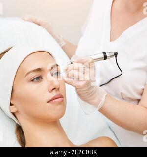 Dauerhaftes Make-up. Beauty Spa Verfahren. Junge Frau. Gesichtstattoo Stockfoto