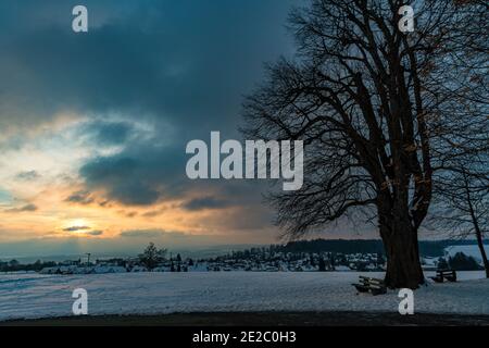 Traumhafte verschneite Winterlandschaft bei Heiligenberg am Bodensee bei Der Aussichtspunkt Amalienhoehe Stockfoto