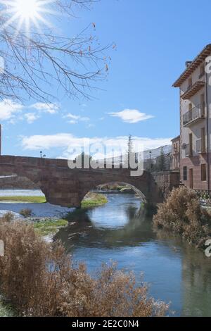 Verschneite Landschaft mit Brücke in der Stadt Molina de Aragon in der Provinz Guadalajara in Spanien Stockfoto