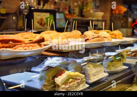 Tapas und Pinchos in einer Bar in Bilbao, Spanien Stockfoto