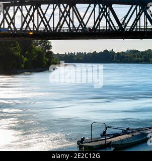 Eisenbrücke über den Fluss Po, verbindet Cremona mit der Provinz Piacenza. Stockfoto