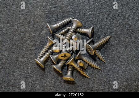 Stapel von schwarzen selbstschneidenden Schrauben zur Befestigung von Trockenbauplatten Metall Stockfoto