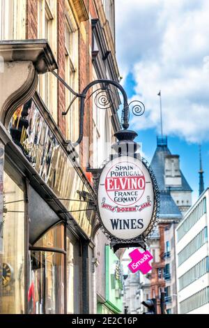 Schild an der Vorderseite des Weinladens El Vino in der Fleet Street, London, Großbritannien Stockfoto