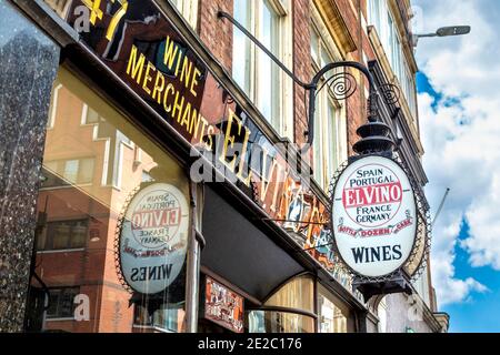 Schild an der Vorderseite des Weinladens El Vino in der Fleet Street, London, Großbritannien Stockfoto