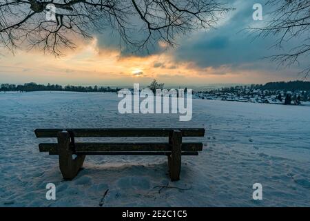 Traumhafte verschneite Winterlandschaft bei Heiligenberg am Bodensee bei Der Aussichtspunkt Amalienhoehe Stockfoto