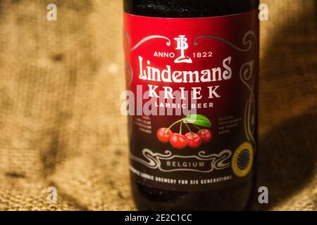 ANTWERPEN, BELGIEN - 04. Jan 2021: Antwerpen, Belgien, Dezember 2020: Illustrative Editorial: Lindemans Kriek Belgisches Spezialbier. Selektiver Fokus. Te Stockfoto