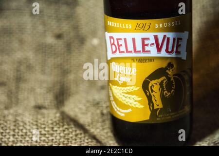 ANTWERPEN, BELGIEN - 04. Jan 2021: Antwerpen, Belgien, Dezember 2020: Illustrative Editorial: Gueuze Lambic Belle-Vue Belgisches Spezialbier aus der Brauerei Stockfoto