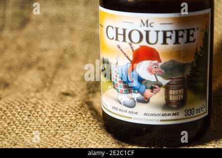 ANTWERPEN, BELGIEN - 04. Jan 2021: Antwerpen, Belgien, Dezember 2020: Illustrative Editorial: MC Chouffe Belgisches Spezialbier der Brauerei D'Achouffe. Stockfoto