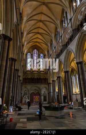 Allgemeiner Blick auf das Kirchenschiff in Salisbury Cathedral, (Cathedral Church of the Blessed Virgin Mary), eine anglikanische Kathedrale in Salisbury, Wiltshire, Großbritannien. Stockfoto