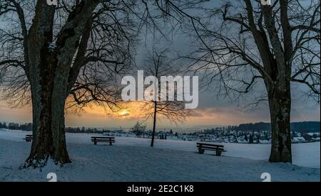 Traumhafte verschneite Winterlandschaft bei Heiligenberg am Bodensee bei Der Aussichtspunkt Amalienhoehe Stockfoto