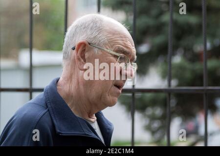 Porträt eines älteren Mannes im Profil auf der Straße. Das Gesicht des älteren Menschen drückt Besorgnis und Verzweiflung aus. Nahaufnahme. Stockfoto