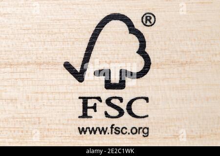 FSC-zertifizierter Stempel auf weicher Holzmaserung. Das FSC-Logo (Forest Stewardship Council) ist auf Holz gestempelt, das den Umweltstandards entspricht. Stockfoto