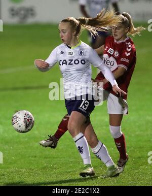 Caroline Siems von Aston Villa (links) und Faye Bryson von Bristol City kämpfen beim Viertelfinale des FA Continental Tyres League Cup im Twerton Park Stadium in Bristol um den Ball. Stockfoto